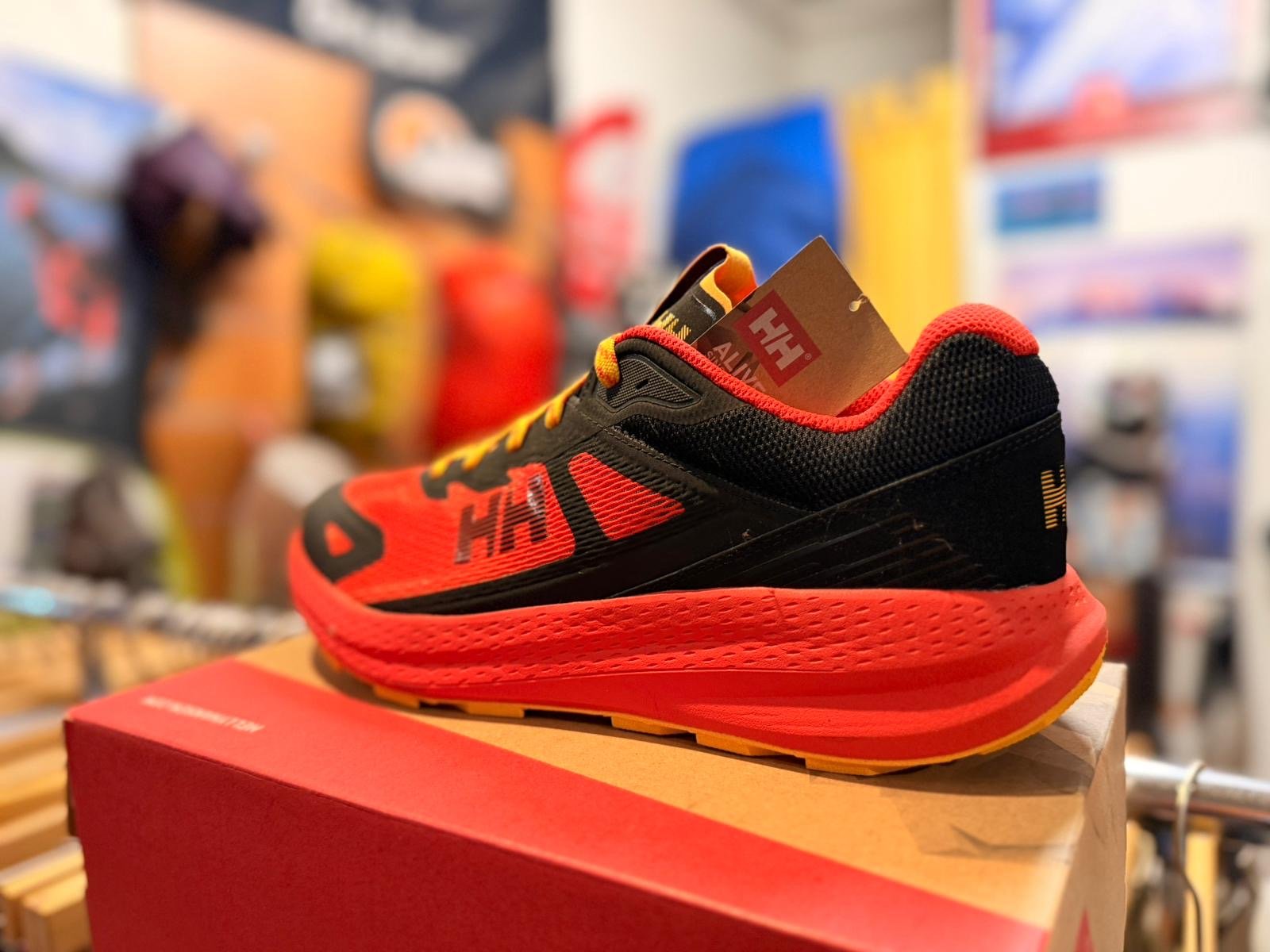 Chaussure rouge de trail, vue arrière trois-quarts
